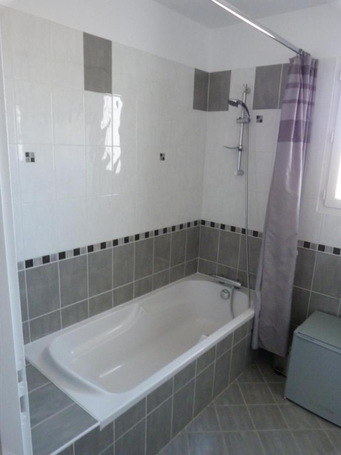 Chez Patrick Roujan Bed & Breakfast Екстериор снимка