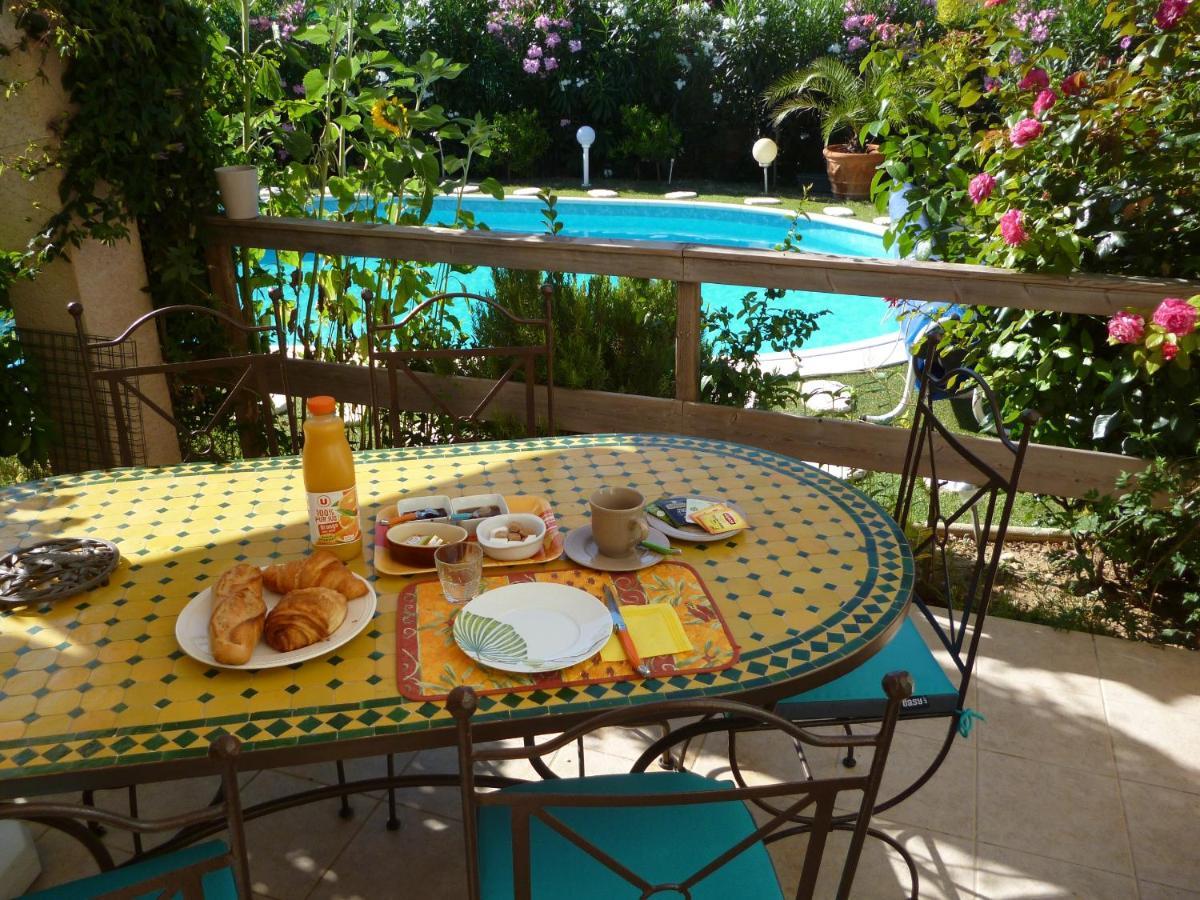 Chez Patrick Roujan Bed & Breakfast Екстериор снимка
